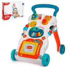 Grâce à ce trotteur solide et stable et à son tableau de dessin, Bébé fait ses premiers pas en toute sécurité. Il découvre les animaux de la ferme, le Téléphone, les couleurs, les formes et des sons amusants tout en s’initiant aux joies de la conduite. Trotteur avec un soleil lumineux, un téléphone-hochet amovible, un piano, des engrenages et des formes à encastrer. Age : 9-36 MOIS