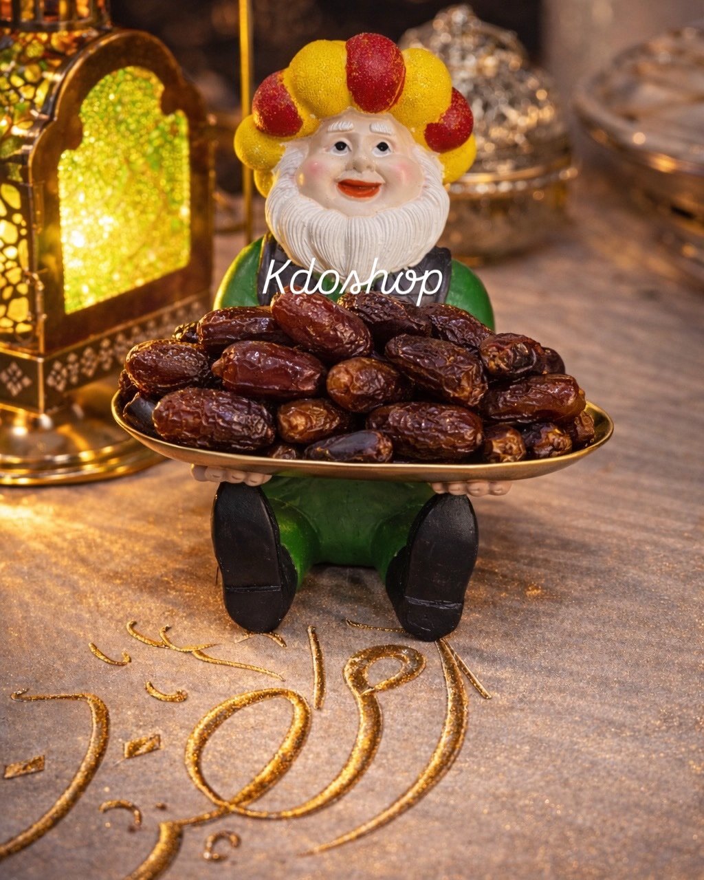 550f7c2d-26c3-441d-ad8c-70fece5631e9 Support de dattes avec figurine ramadan – Image 1