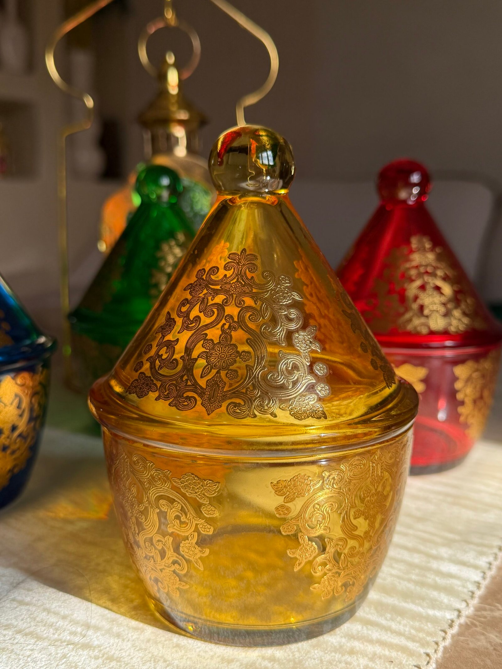 img_4919-3 ✨ Lot de bonbonnières motif Amira en verre coloré – Raffinement et tradition ✨ – Image 1